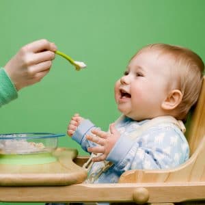 Bebeklere Ne Zaman Katı Yiyecek Verilebilir?