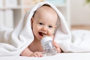 Yenidoğan Bebeklere Su Verilmeli Mi?