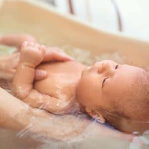 Bebeklerde 40 uçurma nedir? 40 Banyosu Nasıl Yaptırılır?
